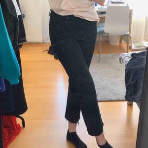 Svarta mom-jeans från Zara, använda bara ett fåtal gånger, tar endast swish och FRI FRAKT!!🥰