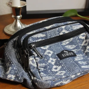 Simon mönstrad magväska  - Simon mönstrad magväska med 5 fack. Fint begagnat skick. Frakt ca 44kr. Skriv vid frågor och kolla gärna mina övriga annonser! 