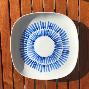  - En handmålad tallrik gjord av porslinfärg! Tallriken går utmärkt att äta på efter:)