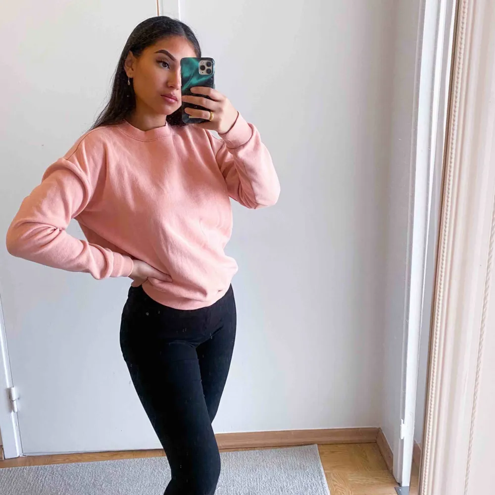 Jätte skön rosa oversized sweatshirt. Det är storlek XS men jag skulle säga att den skulle passa någon som bär både S och M💘 jag gillar att vika in den lite men ni ser den riktiga längden på sista bilden💘. Tröjor & Koftor.