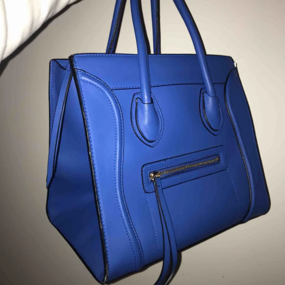 Celine inspirerad bag Stora modellen, topp skick, aldrig använd Köpt för 800kr säljer för 300kr💙💙. Väskor.