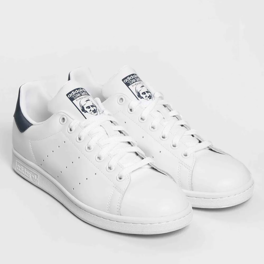 Sneakers från Adidas, ”Stan Smith” med mörkblåa detaljer. Storlek 39 (dam).  Lite slitningar av användning men ändå i bra skick!   Kan mötas upp i Umeå, annars tillkommer frakt <3. Skor.