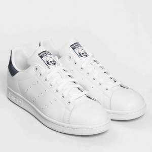 Sneakers från Adidas, ”Stan Smith” med mörkblåa detaljer. Storlek 39 (dam).  Lite slitningar av användning men ändå i bra skick!   Kan mötas upp i Umeå, annars tillkommer frakt <3