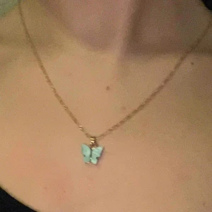  - Fint FJÄRILSHALSBAND! Endast testat för denna bild, köpt från någon Instagram sida, kommer tyvärr ej på namnet! 115 med frakt inkluderat! 🦋😁