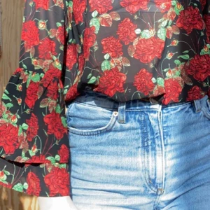  - En jätte finblus från monki i mest med volanger i ärmarna. Är nästan oanvänd då den inte är min stil och fick den i present. Längden är lite under höften och är perfekt till familjeträffar. 