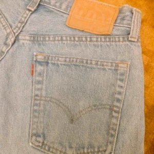  - Levis Jeans köpta från en annan säljare men som jag måste tyvärr sälja då de inte passade mig.  Jeansen är 82 cm runt midjan, 104 cm långa från midjan och ner. Begagnade men i fint skick!  Kan mötas upp/skicka (köparen står för frakt) *lånade bilder***