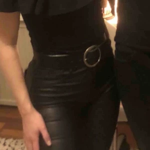  - Snygga läder imiterade byxor från Nelly.com. Använda endast på denna bilden. Köpare står för frakten. 