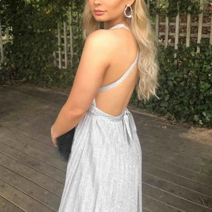  - Superfin silverglittrig klänning ursprungligen från Bubbleroom. Insydd vid bysten och uppsydd, passar mig som är ca 159cm(+klackar). Endast använd en gång, bra skick! Lite spraytanfläckar på insidan av överdelen, inget som syns på, PM för bild. 