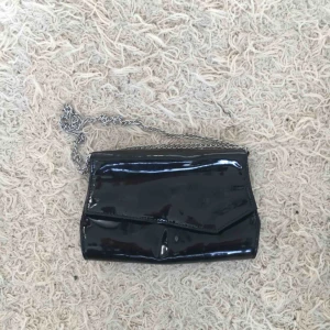  - Snygg väska i svart lack, kedjan kan förlängas eller kortas ner( så som jag har på bild 2). Köparen står för frakt🦋