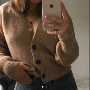  - Världens gosigaste kofta som är perfekt nu till våren/sommaren, att ha på sena kvällar. Säljes pga har inte användning för den just nu. Pris kan diskuteras.