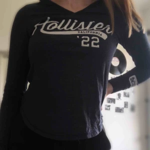  - Mörkblå tröja från Hollister, med luva. Inte så använd. Köparen står för frakten💞