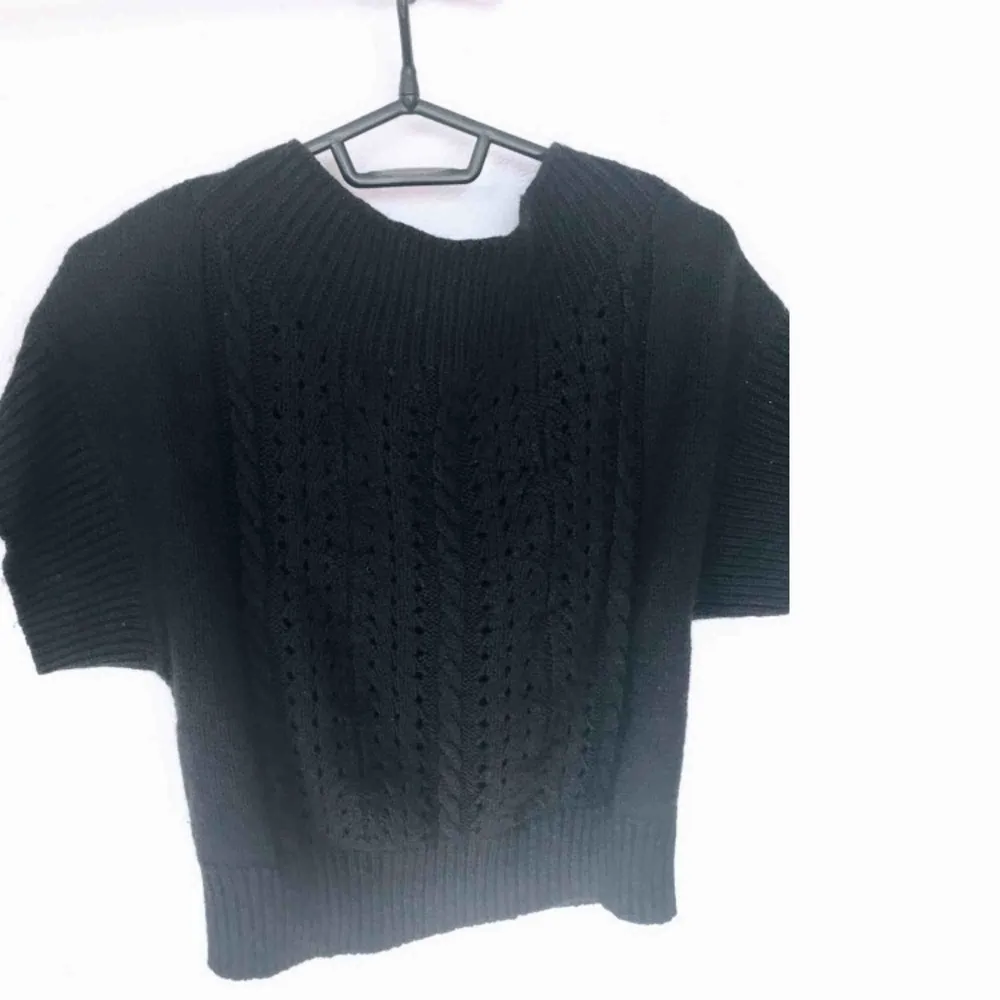 Stickad figurnära svart tröja från DKNY. Stickat mönster framtill. Fint skick. . Tröjor & Koftor.