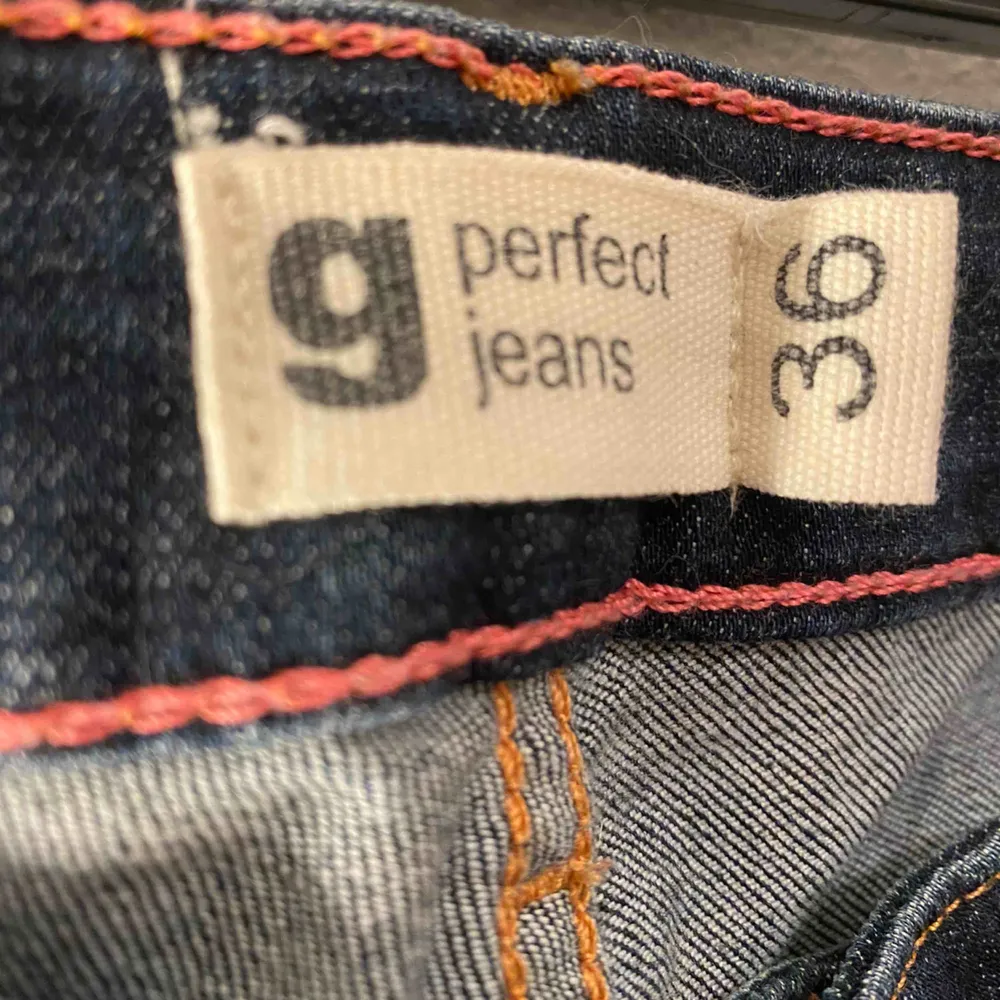 Ett par jeans-färgade jeans som har hål vid knäna och högre upp på benet.  Använda ett fåtal gånger. +frakt  . Jeans & Byxor.