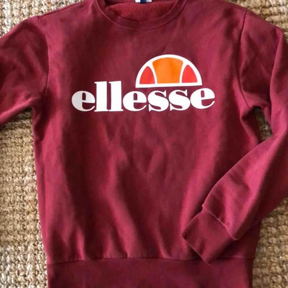 Fin vinröd tröja från Ellesse 🙌. Hoodies.
