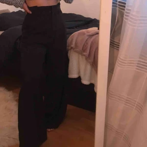  - Ett par super fina kostymbyxor från NA-KD, (Lånade bilder) då jag köpte dom här på plick men säljer då dom tyvärr inte passade! Kontakta för fler frågor 🥰🥰