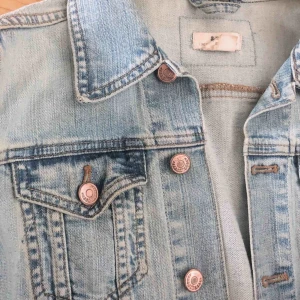  - Jeansjacka som är köpt vintage så vet inte vart den är ifrån! Jag skulle säga att den passar utmärkt på xs-s. Frakt 20:-. men kan diskuteras. 