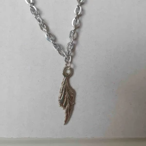  - Fint halsband med ett löv 🥰 OBS! Vi kan ej garantera vilket material smycket är gjort i. Frakt ingår inte i priset. Om du vill köpa till en papperslåda vi har tillverkat själva tillkommer en extra kostnad på 15kr ✨