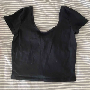  - Fin lite svart topp till sommaren, i helt nyskick.🤩🥰