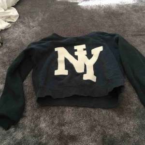  - Fin mysig college tröja som passar till ett par jeans eller nåt💗