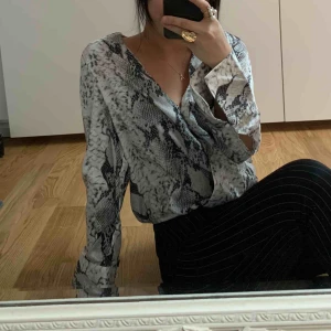  - Blus från NA-KD i ormmönster. Storlek 36/S men passar en 34/XS lika bra. Aldrig använd, så gott som ny!  Köparen står för frakten på 39kr (inga undantag)💝 Vid upphämtning tar jag endast swisch💞