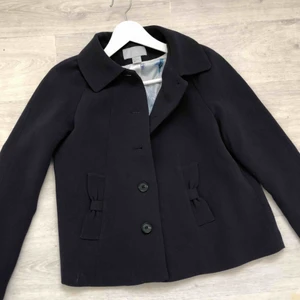  - En kortare kavaj ifrån h&m. Storleken är en 34. Använt vid endast 1 tillfälle. 100 kr plus frakt! 