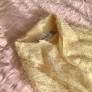  - Vacker och unik vintage-skjorta som aldrig kommer till användning av mig😭 någon liten fläck på insidan, men annars mycket fint skick! (Bältet medföljer ej)