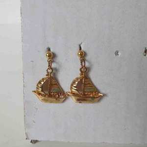  - Fina segelbåtsörhängen 💕 OBS! Vi kan ej garantera vilket material smycket är gjort i. Frakt ingår inte i priset. Om du vill köpa till en papperslåda vi har tillverkat själva tillkommer en extra kostnad på 15kr ✨