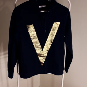 Svart Ivyrevel hoodie  - Svart hoodie från Ivyrevel. storlek: S Direkt pris: 30kr, Skriv buden till mig privat eller kommentera på bilden! Buda med minst 5kr varje gång ✨(Alla bud är välkomna) Köpare står för frakten (Du bestämmer vilket paket så länge det uppfyller vikt och storleks kraven)