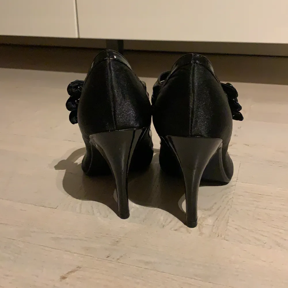 Snygga svarta högklackade skor från H&M -oanvända i storlek 39. Klackhöjd ca 10 cm. 100 kr eller bud.. Skor.