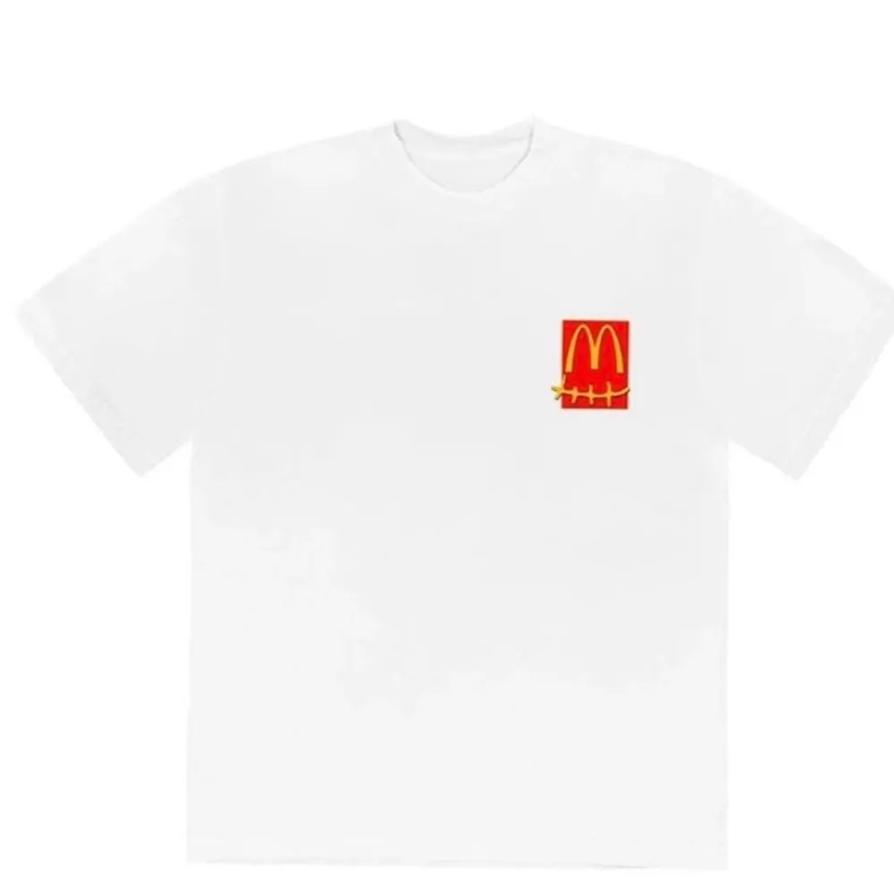 Travis Scott x Mcdonalds action figure tee i storlek M. Helt ny och fortfarande inplastad. . T-shirts.