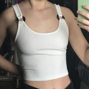 Y2k linne S - Linne från hm med y2k vibe✨ Plagget var från början en body som jag sytt om till ett linne. Linnet har en djup rygg och fina bruna detaljer på axelbanden🪐💕