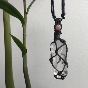 Bergskristall Halsband - Handgjort makramé halsband gjort av mörkbrun och svart vaxad bomullstråd, bergskristall/ clear Quartz och Botswana Agat. Halsbandet är även justerbart! Alla kristaller jag säljer är äkta. Har du några frågor så får du gärna skriva till mig privat. Frakt: 11kr 🦋