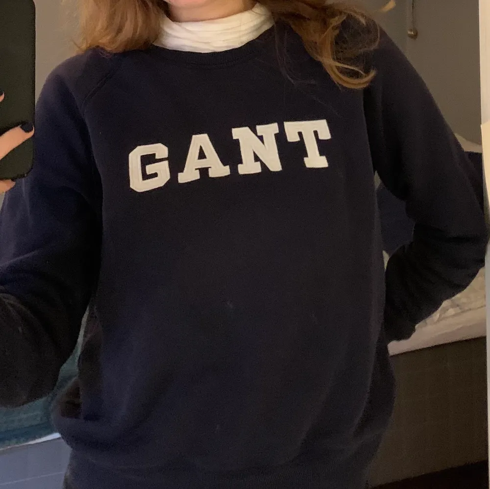 Superfin sweatshirt från Gant i marinblått. Storlek S Superfint skick, köparen står för frakten. Tröjor & Koftor.