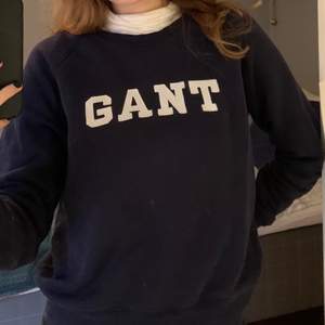 Superfin sweatshirt från Gant i marinblått. Storlek S Superfint skick, köparen står för frakten