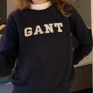 Sweatshirt från Gant - Superfin sweatshirt från Gant i marinblått. Storlek S Superfint skick, köparen står för frakten
