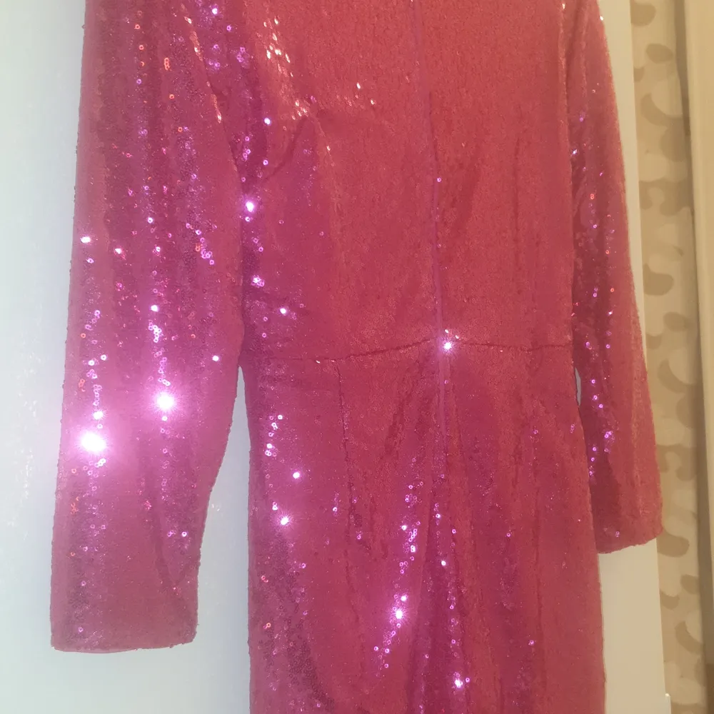 Ingen användning!💕Jag tycker att den här klänningen är jätte fin och så.Passar verkligen till sommaren till och med fest färgen är en ljus rosa/röd frakten ligger på 88 kr.säljer den för 165 kr.💕. Klänningar.