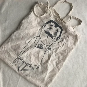 Tygkasse  - Väska i bomull. Samma motiv på båda sidor. Köpare står för frakt, möts ej upp! 🌸