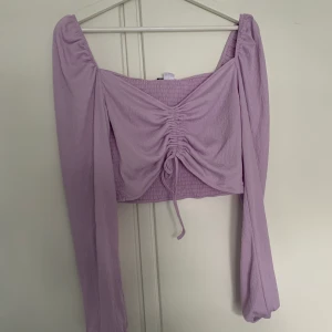 Lila topp, prislapp kvar - Oanvänd lila topp från H&M med prislapp kvar, storlek M. (Köparen står för frakt)