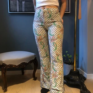 Färglad mönstrad flarebyxa! - Fina färgstarka flarebyxor! Använt fåtal gånger. Byxorna är uppsydda ( jag är 163cm) men de är väldigt enkla att sprätta upp.