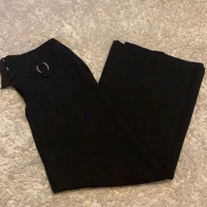 Kostymbyxor flare - Lite för stora för mig, som har 36. Coola detaljer! 