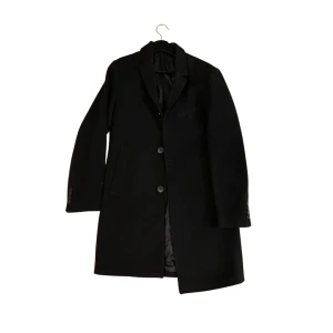 Herr Kappa - En fin herr kappa använd 1 gång. Vill helst bli av me den så släpper den för riktigt billigt pris 200kr!!! 😎 storlek eu 46 passr en från 165-170 skulle jag säga