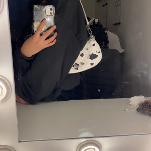 Kiss mönstrad väska  - Den är andvänd 2 gånger och är i väldigt bra sick.