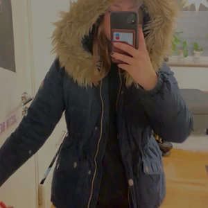 Vinterjacka Hollister - Superskön vinterjacka i väldigt bra skick. Den är marinblå och har justerbar snörning i midjan och stora fickor. 
