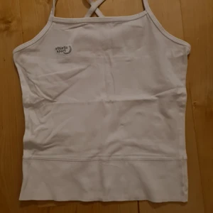 Träningslinne - Vitt Träningslinne, märke Athletic Sport, strl S, 50kr