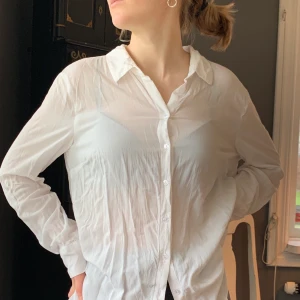 Vit skjorta  - Vit skjorta från Gina Tricot. Den är i storlek 40, men sitter oversized på mig som vanligtvis har XS. Den är i fint skick. 
