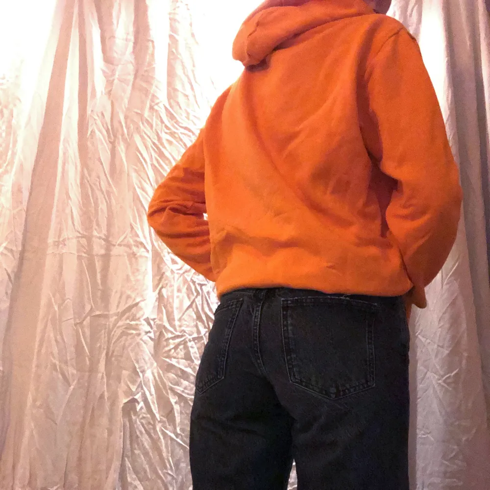 Hoodie i svincool orange färg med citat på bröstet🍊🧡. Hoodies.