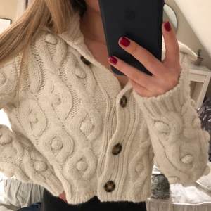 Stick tröja från ZARA - En jättefin stickad tröja från Zara. Det finns knappar så man kan ha den som en kofta med t-shirt under eller bara som en vanlig tröja🥰🤩 Den är väldigt mjuk och mysig, färgen är krämvit med bruna knappar. Endast testat den! Frakten ingår i priset!