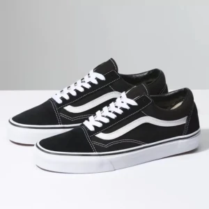 VANS  - Har ett oss VANS black and White i strl 41 men passar mig som har 39/40 . Använda ca 2-3ggr som max. Bild kan fås om så önskas. 