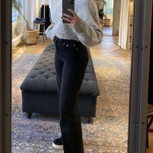 Nakd jeans nyskick - Säljer ett par nästan nya nakd jeans. Svarta i storlek 38. Passar mig 170 lång. Nytt pris var 500kr. Kan fraktas och betalning sker via swish