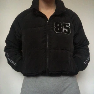 Retro jacka - Snygg collage jacka i gott second hand skick. Perfekt till vintern! Passar med allt. Kom privat vid intresse. Köpare betalar frakt. 